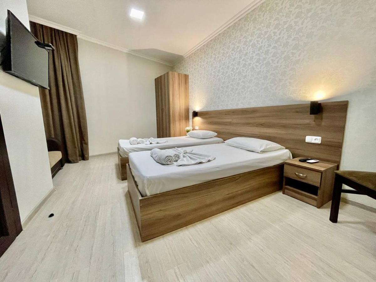 Merien Hotel Jerevan Buitenkant foto
