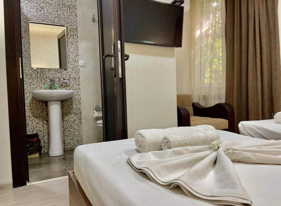 Merien Hotel Jerevan Buitenkant foto