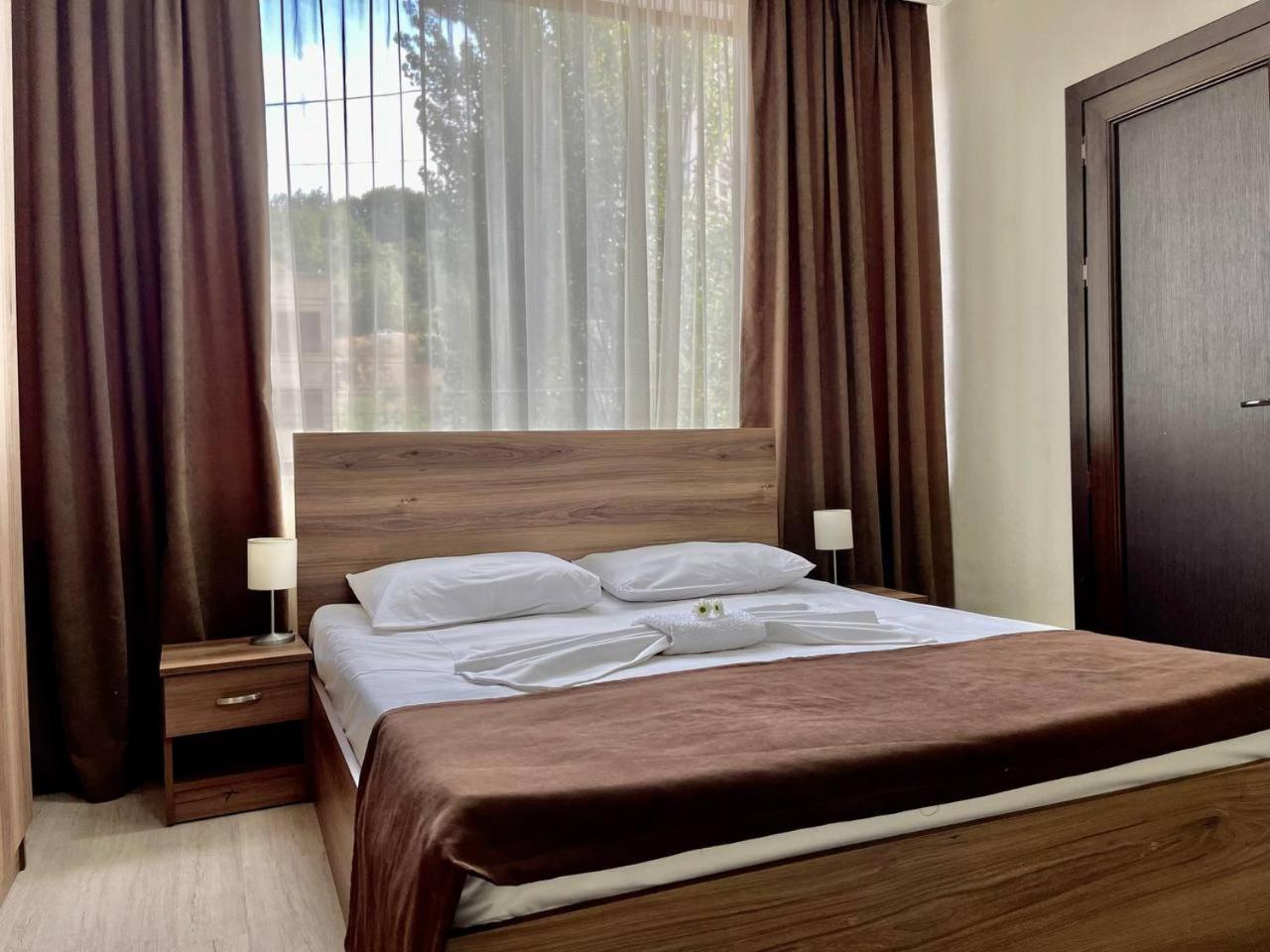 Merien Hotel Jerevan Buitenkant foto