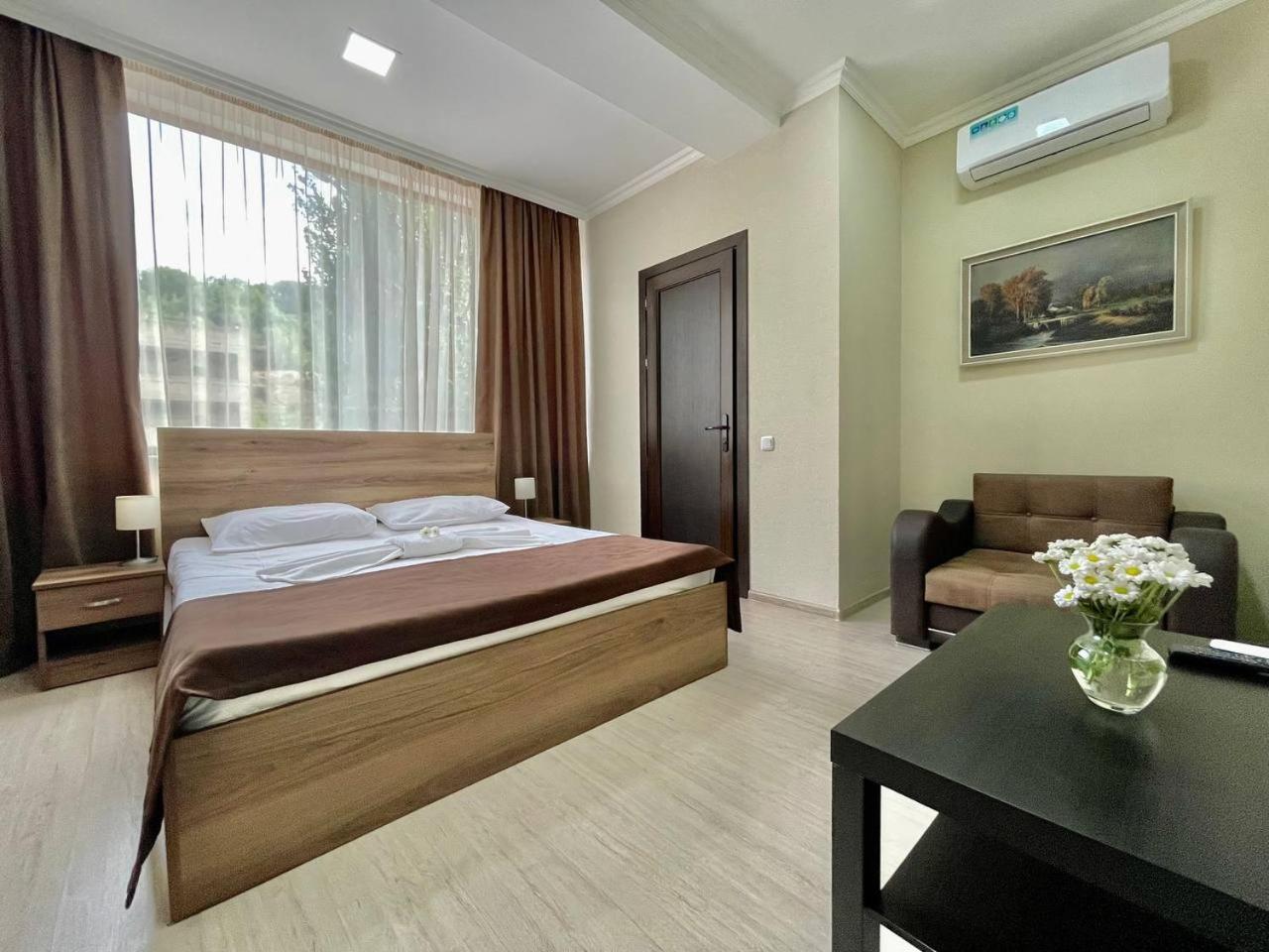 Merien Hotel Jerevan Buitenkant foto