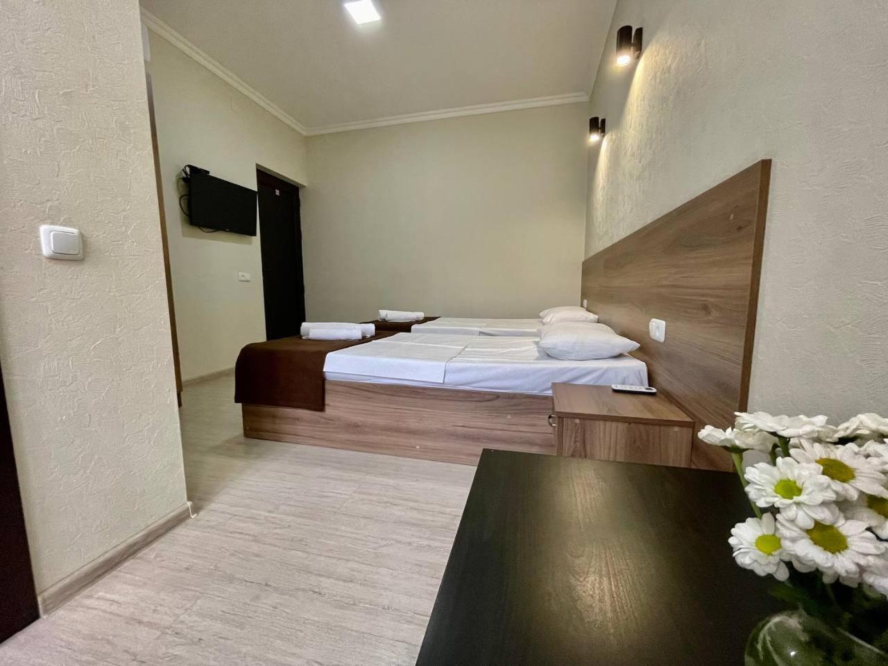 Merien Hotel Jerevan Buitenkant foto